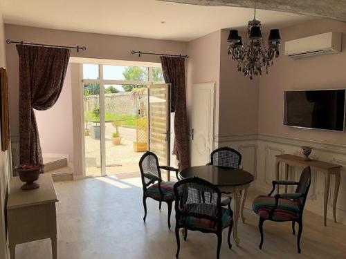 Cottage du chateau for 4 people – 90 m²- 2 bedrooms – 2 bathrooms – pool
