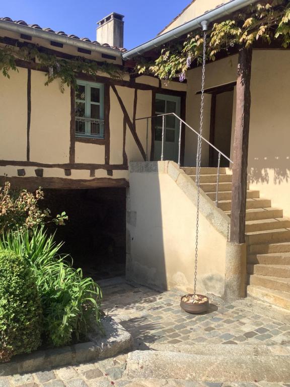 Maison de vacances Courtyard Gite with very large shared pool 33 Chemin de la Croix du Coq 81100 Castres