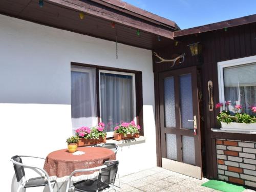 Cozy Bungalow in Kuhlungsborn-West near Beach