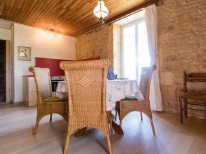 Maison de vacances Cozy Cottage in Aquitaine with Private Swimming Pool  24620 Peyzac-le-Moustier Aquitaine