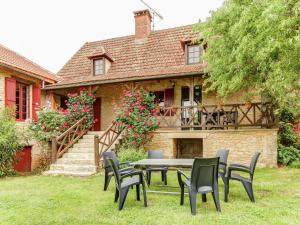 Cozy Holiday Home in Besse with Swimming Pool