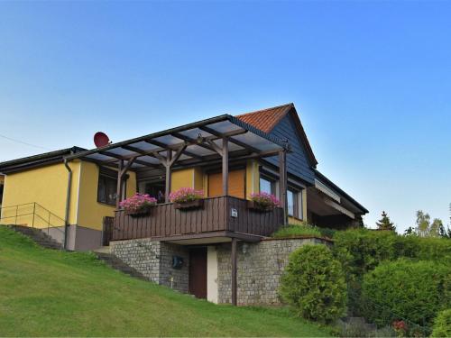 Cozy Holiday Home in G ntersberge with Lake View