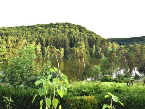 Cozy Holiday Home in G ntersberge with Lake View