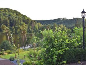 Cozy Holiday Home in G ntersberge with Lake View