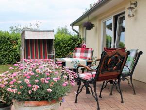 Cozy Holiday Home in Hohenkirchen near Baltic Sea