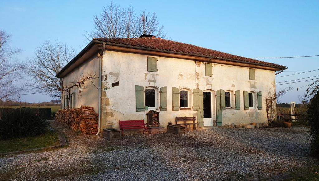 Cozy Holiday Home in Saint L on sur V z re with Pool