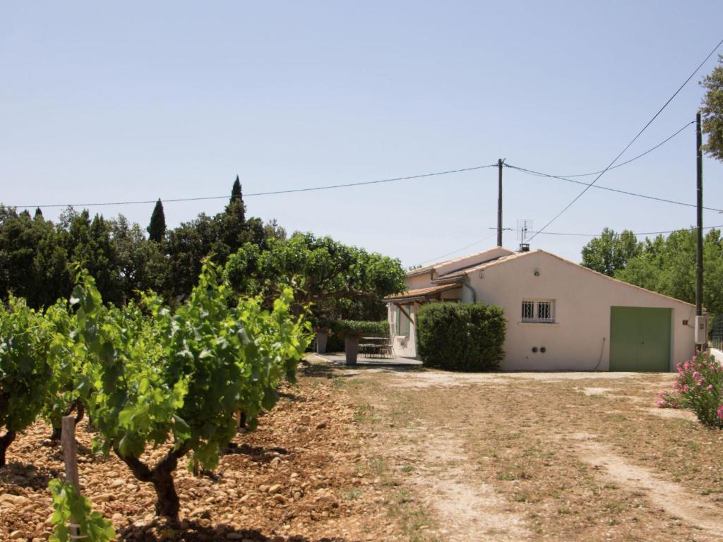 Maison de vacances Cozy Holiday Home in Sorgues with Garden  84700 Bédarrides