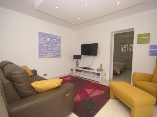 Cozy Holiday Home in Sorgues with Garden
