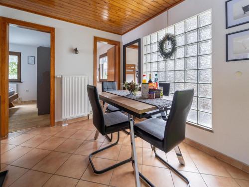 Cozy holiday home in Suhl near the ski lift