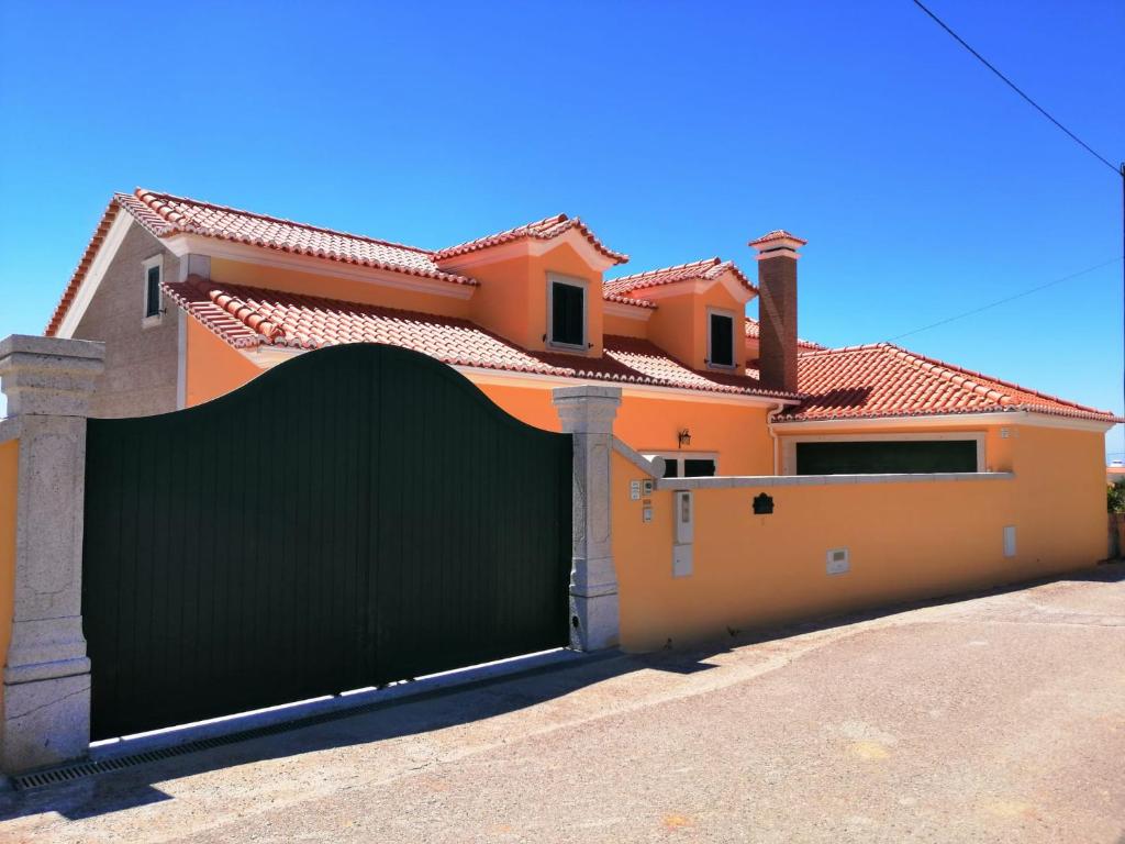 D´YELLOW HOUSE - Beach and Countryside Rua dos quintais, 2 Abelheira, 2530-060 Carqueja