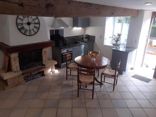 DANS LA MAISON D'A COTE
