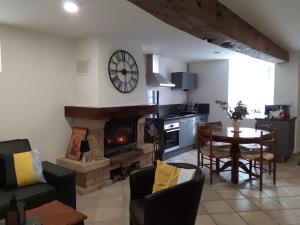 DANS LA MAISON D'A COTE