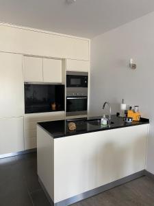 Deluxe apartment in Albufeira old town, 200m walk to beach, pool parking