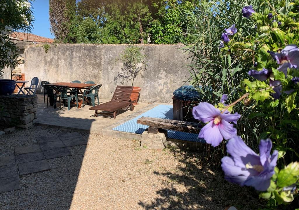 Demeure de charme du 18ème siècle à Gordes avec une magnifique vue sur le Luberon depuis sa piscine et pool-house, 12 personnes, LS2-107 VANADO 84220 Gordes