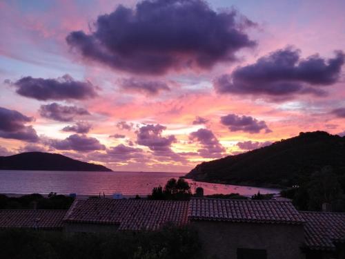 Demi villa à 500m de la plage avec vue sur mer.