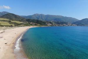 Demi villa à 500m de la plage avec vue sur mer.