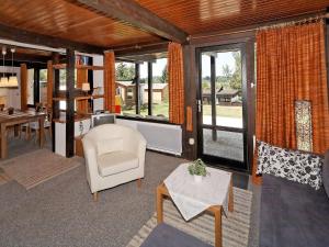 Detached chalet with terrace near a swimming lake