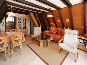 Detached chalet with terrace near a swimming lake
