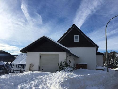 Detached holiday home in Deifeld with balcony, covered terrace and garden