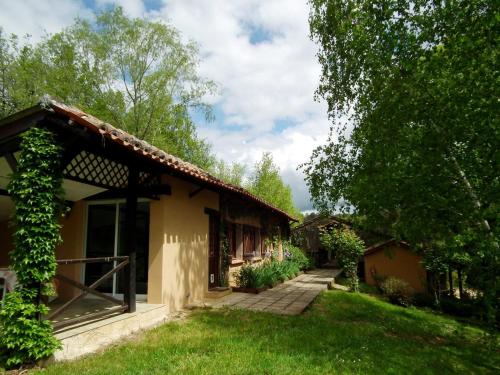 Detached house with terrace in south Dordogne