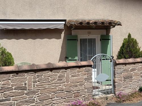 Deux chambres avec kitchenette dans maison de village avec terrasse