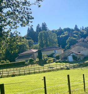 Maison de vacances Domaine de Montmery sa piscine son jardin ses espaces La Ferme de Montmery Domaine de Montmery 87240 Ambazac Limousin