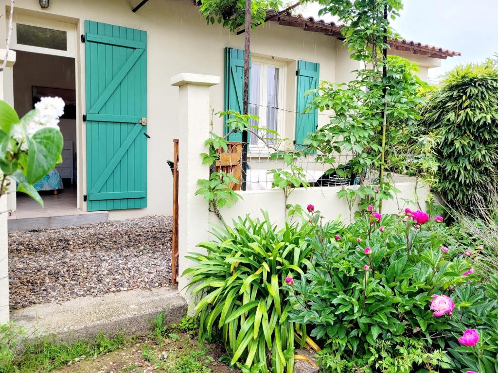 Maison de vacances Écrin de verdure de 45 m2 - Plage à 400m - Jardin, Parking privé, WIFI 776 Chemin des Faïsses 83140 Le Brusc