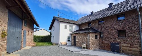 Eifelhof mit Obstbaumwiese