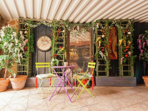 Elegant Holiday Home in Coubjours with heated pool and sauna