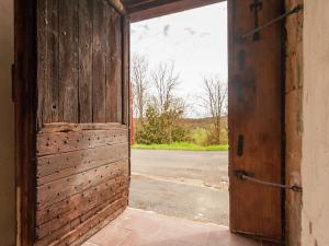 Elegant Holiday Home in Coubjours with heated pool and sauna