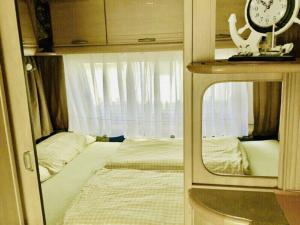 Eleganter-Wohnwagen-in-Groemitz-350m-vom-Meer-voll-eingerichtet