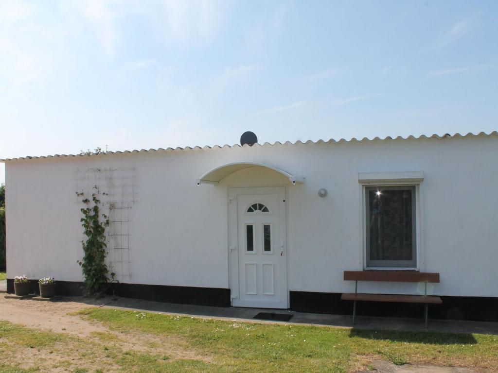 Maison de vacances Elementary Bungalow in Damshagen with Football Goal & Garden  23948 Damshagen