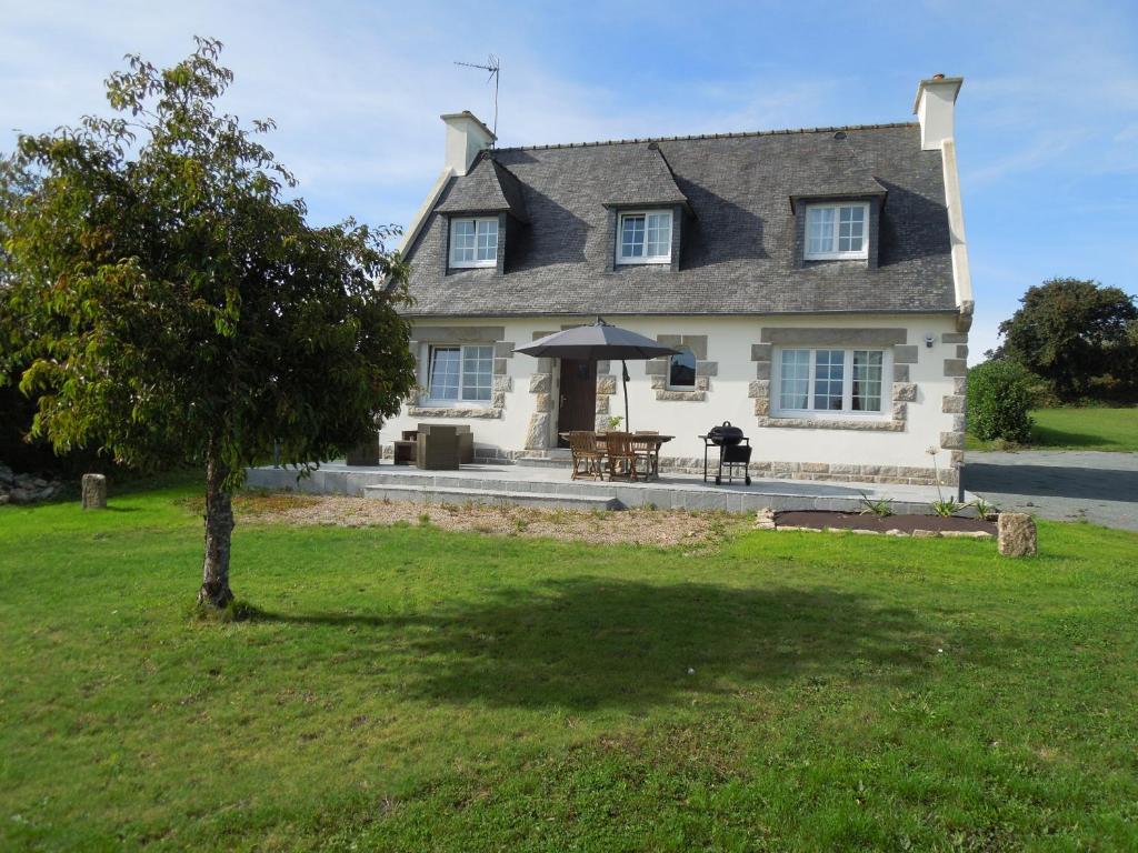 En Bretagne, villa de 2 à 8 pers , meublé de tourisme 3 étoiles nichée dans un écrin de verdure à 2500m de la plage 8 Route de Saint-Michel 22300 PLOUMILLIAU, 22300 Ploumilliau