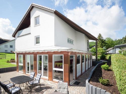 Enchanting Holiday Home in B defeld with Private Terrace