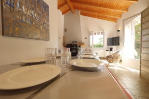 Ensemble, dans une maison avec jardin près de la mer