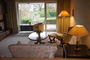 Entire house, quiet city location, garden, parking