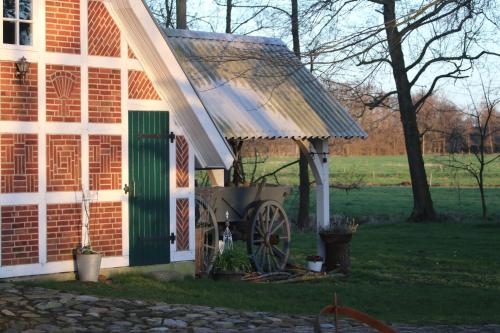 Erlenhof-Steinau-Fachwerkhaus-mit-Reetdach