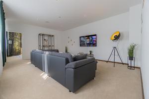 Exklusive Stadtvilla-190qm- Parkplatz- 3Schlafzimmer- 2 Bäder- Netflix- Waschmaschine- 4 Etagen-nähe Theater