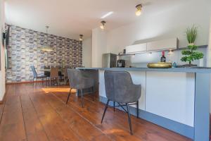Exklusive Stadtvilla-190qm- Parkplatz- 3Schlafzimmer- 2 Bäder- Netflix- Waschmaschine- 4 Etagen-nähe Theater