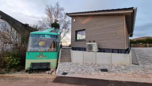 Exklusives Holzhaus mit Bergbahn
