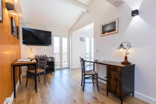 Extraordinary 3 Bdr House Old Town