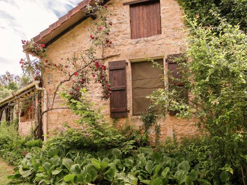 Family house in a fairytale hamlet with a beautiful swimming pool
