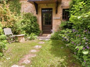 Family house in a fairytale hamlet with a beautiful swimming pool