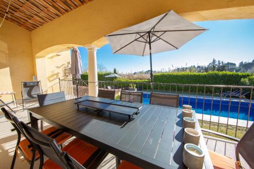 Family house with swimming pool parking space and pétanque court!
