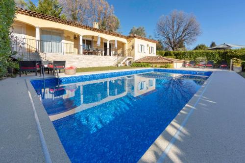 Family house with swimming pool parking space and pétanque court!