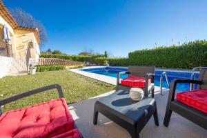 Family house with swimming pool parking space and pétanque court!
