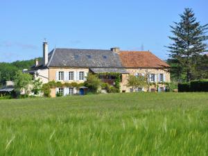 Fantastic Holiday Home in D gagnac with Jacuzzi