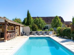 Fantastic Holiday Home in D gagnac with Jacuzzi