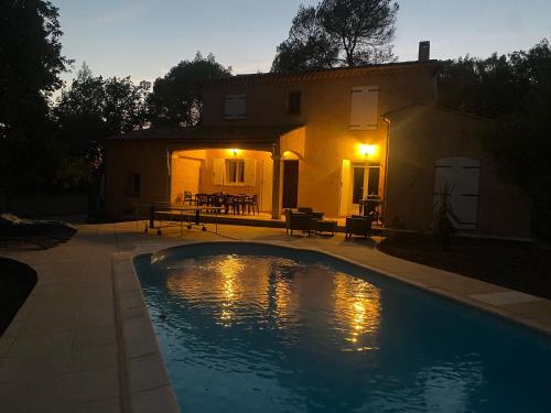 Feriehus med privat pool i Carces