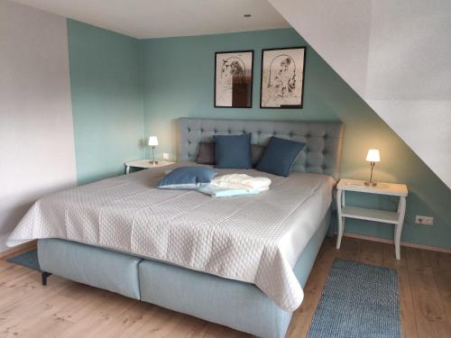 Ferienhaus Blaue Blume mit 11 kW Ladestation, Kamin, Terrasse, eingezäuntem Garten, WLAN, Netflix, 2 Hunde willkommen!
